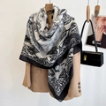 Elegante sciarpa in seta con stampa astratta bianca e nera su un blazer color cammello - 130*130cm / WS-11-Bianco