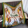 Dettaglio di un foulard in seta con stampe di briglie e raffinati bordi verdi - Bianco