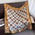 Leichtes Kamelien-Blumenschal auf Ledersofa drapiert für Frühlings- und Sommermode - 90x90cm / Weiß (HSM-54)