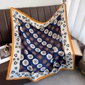 Detailstruktur des Seidenschals mit Blumenmuster in Marineblau auf Ledersofa - 90x90cm / Marineblau (HSM-54)