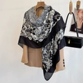 Scialle leggero con stampa floreale bianca e nera drappeggiato su un blazer beige - 130*130cm / WS-15-Nero