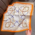 Seidiges quadratisches Tuch mit goldenen Ketten und orangefarbenem Saum auf Lederfläche - 70x70cm / Orange (W-251)