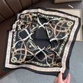 Detail eines Seidenimitat-Halstuchs mit goldenen Ketten- und Riemenmotiven in Schwarz - 70x70cm / Schwarz (W-251)