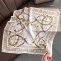 Detailansicht eines Seiden-Vierecktuchs mit Goldketten- und Reitermotiv auf Crème - 70x70cm / Weiß (W-251)