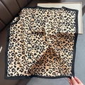 Foulard quadrato leopardato in finta seta con bordo nero e finitura setosa - Leopardo Caffè