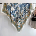Dettaglio di un foulard di seta quadrato con stampa a catena equestre e motivi classici - 130*130cm / Beige