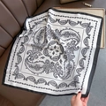 Dettaglio macro della sciarpa di seta paisley bianca e nera con finitura satinata - Bandana / Nero