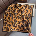 Detalle de pañuelo de seda con estampado de leopardo y acabado de costura fina en el borde - 70x70cm / café