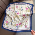Elegante foulard quadrato effetto seta con stampe floreali a catena e bordo blu scuro - Blu