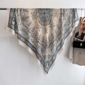Detail eines quadratischen Paisleymusterschals mit feinen Fransen und Mandala-Motiven - 132*132cm / Beige (YS-6-Beige)