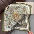 Detailweergave van zijden satijnen sjaal met ruitersportpatronen en kettingen - 70x70cm / Groen