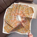 Foulard quadrato in seta retrò con motivo paisley e vivaci disegni floreali arancio - Bordo Beige (W-272)