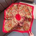 Dettaglio macro del foulard di seta rosso paisley con finitura lucida satinata - Bordo Rosso (W-272)