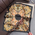 Dettaglio di un foulard in seta con motivi paisley drappeggiato su una superficie in pelle - Bordo Nero (W-272)
