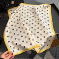 Dettaglio foulard in seta con stampa camelia nera e bordi gialli a contrasto - Foulard da collo / Beige (ZS-517)