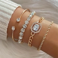 Elegante set di 4 braccialetti dorati con strass brillanti per donna indossati al polso - Set di 4 Pezzi - Strass Dorati / Oro
