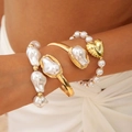 Detail of baroque pearl bracelet set with golden heart pendant and irregular metal cuff - Irregular Pearl With Heart Pendant Set (30233-bra-G white)