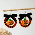 Orecchini a zucca di Halloween con fiocchi di velluto nero e cerchi di peluche su rami - Stile Fiocco di Zucca (30402-ear-ora)