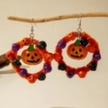Orecchini a cerchio Halloween con ciondolo a zucca in ciniglia e perline a teschio - Stile Peluche Zucca e Teschio Arancione (30402-ear-ora-1)