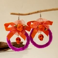 Dettaglio degli orecchini di Halloween in peluche viola con zucca su un ramo di legno - Stile Rosa e Teschio Viola (30402-ear-pur-3)