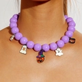 Collier d'Halloween avec perles violettes et breloques fantôme et citrouille sur un mannequin - Collier Multi-Pendentifs Violet (27326-A-nek-pur-2)
