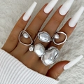 Makro-Detail des Barockperlen-Ring-Sets mit gehämmerter Silberoberfläche an der Hand - Unregelmäßige Barockperlen / Silber (30326-ring-S)