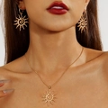 Parure collier et boucles d'oreilles soleil évidé doré avec texture en spirale - Parure de Bijoux Soleil Spirale (Collier + Boucles d'Oreilles Or)
