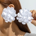 Élégantes boucles d'oreilles camélia en tissu blanc avec pétales en satin au design floral - Blanc Pur Surdimensionné