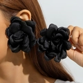 Boucles d'oreilles grandes fleurs en tissu noir avec pétales de rose 3D multicouches - Noir Surdimensionné