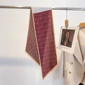 Élégante écharpe longue en soie avec motifs paisley bordeaux et pois noirs et blancs - Bord Jaune