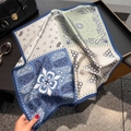 Seidenschal mit Paisley-Muster in Blau und Minzgrün auf einem schwarzen Tablett mit Tasche - Blaues Paisley (ZS-519) / 53*53cm