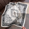 Elegante sciarpa quadrata in raso con stampa floreale nera e motivi barocchi per donna - 70*70cm / Bianco (W-241)
