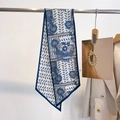 Detalle de una bufanda larga de seda con estampado paisley azul en un soporte - 21*144cm / Azul