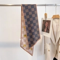 Détail d'un foulard étroit en soie avec monogramme bleu et motifs d'abeilles roses - 21*144cm / café