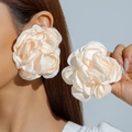 Boucles d'oreilles camélia géantes en tissu crème avec finition satinée soyeuse - Crème Surdimensionné
