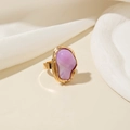 Verstelbare gouden ring met grote paarse steen op een elegante witte zijden stof - Lichtpaars Hars