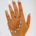 Dettaglio della catena da mano dorata con cristalli a goccia e doppio anello unito - Stile Ciondolo Trasparente a Goccia (30263-ring-G white)