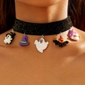 Nahaufnahme eines schwarzen Glitzer-Chokers mit bunten Geist- und Kürbisanhängern - Schwarzer Glänzender 5 Anhänger Choker (30479-nek-blk-1)