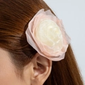 Pince à cheveux fleurie 3D avec couches de roses réalistes rose clair et crème - Fleur Bicolore Rose Blanc (30969-hp-pink-EP)