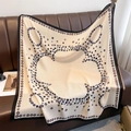 Elegante beige dubbelzijdige sjaal met bloemmotieven op lederen bank - HS-64-Beige / 90*90cm