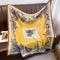 Elegante sciarpa quadrata gialla con schizzi floreali vintage drappeggiata sul divano - 90*90cm / Giallo