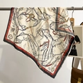 Elegante foulard in cotone beige con stampa a catena e bordo rosso-blu su asta di metallo - 68x68cm / Beige