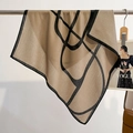 Sciarpa in seta moderna con linee geometriche marrone chiaro per un outfit da ufficio - 68*68cm / Cachi