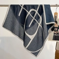 Dettaglio di una grande sciarpa blu navy con motivi geometrici bianchi minimal - 68*68cm / Blu navy
