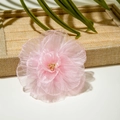 Pince à cheveux fleur en maille rose 3D avec détails d'étamines à perles jaunes - Fleur Perlée en Résille Rose (30012-hp-pink)
