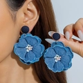 Pendientes de flores de mezclilla azul con pétalos en capas y cuentas para mujer - Estilo Cepillado Azul Oscuro