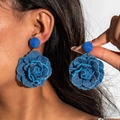 Pendientes de flor de tela vaquera azul oscuro de gran tamaño con detalle de cuentas - Estilo de Rosa Azul Oscuro