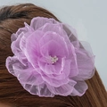 Barrette à fleur en polyester violet imprimé 3D avec pétales en organza et perles blanches - Fleur en Résille Violette (30012-hp-pur-EP)