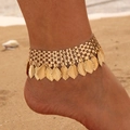 Goldenes Fußkettchen im Boho-Stil mit Blattanhängern getragen am Sandstrand - Geflochtener Blatt Anhänger Stil (30276-ank-G-1)