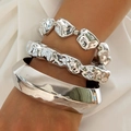 Ensemble de trois bracelets en métal argenté avec jonc géométrique et perles irrégulières - Ensemble à Texture Irrégulière Argentée (30445-bra-S)